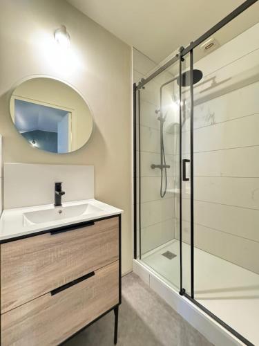 une salle de bain avec un lavabo et une douche dans l'établissement Studio cosy avec salle de sport, à Saint-Étienne