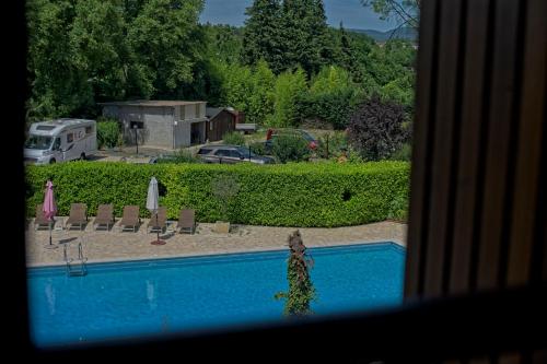 Elle offre une vue sur la piscine depuis sa fenêtre. dans l'établissement La Vieille Tour, à Salavas