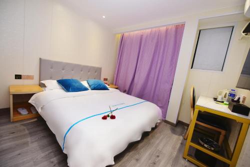 Ένα ή περισσότερα κρεβάτια σε δωμάτιο στο Longchen Holiday Hotel