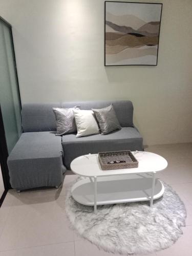 Ruang duduk di 1 bedroom Matina Enclaves