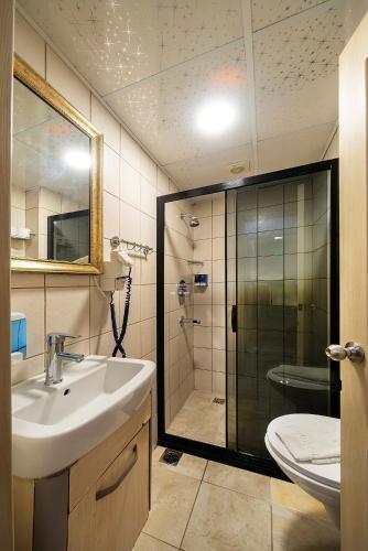 ein Badezimmer mit Dusche, Waschbecken und Dusche in der Unterkunft Sultan House in Istanbul