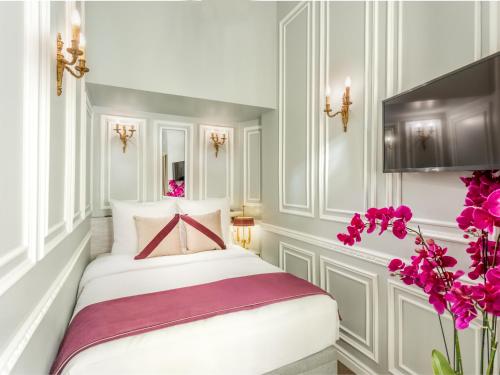 - une chambre avec un lit blanc et des fleurs roses dans l'établissement Merveil - Luxury Suite - Marais - Archives I, à Paris
