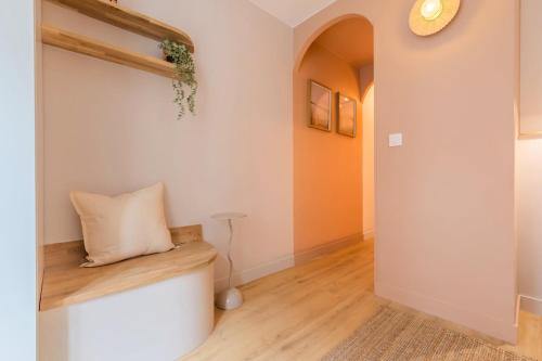un couloir avec un banc et un oreiller sur un mur dans l'établissement Petit studio proche écoles & commodités, à Lille
