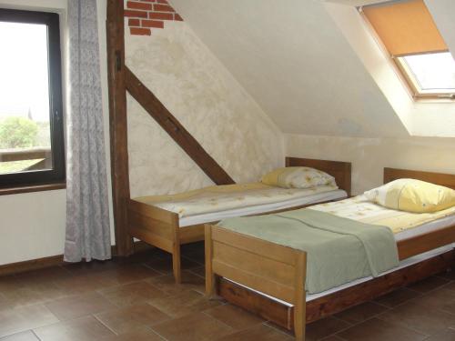 two beds in a room with a attic at Pokoje i domki Saraceńska Chata in Stegna