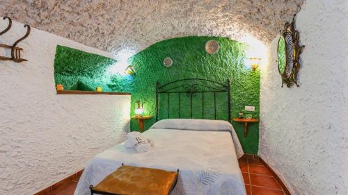 Postel nebo postele na pokoji v ubytování Cueva del Mesto Hinojares by Ruralidays