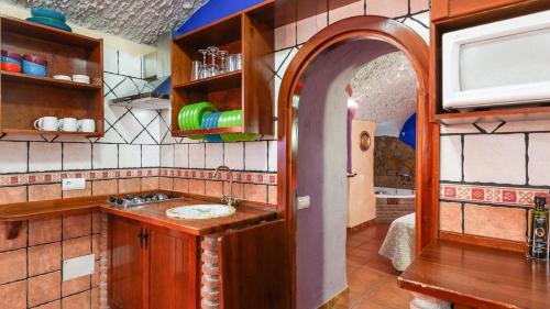 Kuchyň nebo kuchyňský kout v ubytování Cueva del Mesto Hinojares by Ruralidays