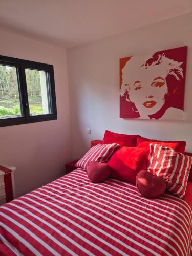 - une chambre dotée d'un lit avec une couverture rouge et blanche dans l'établissement Appartement 1 chambre et terrasse, à Vienne