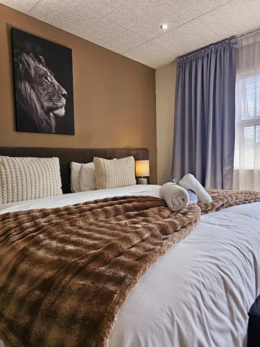 Postel nebo postele na pokoji v ubytování Lion Lodge
