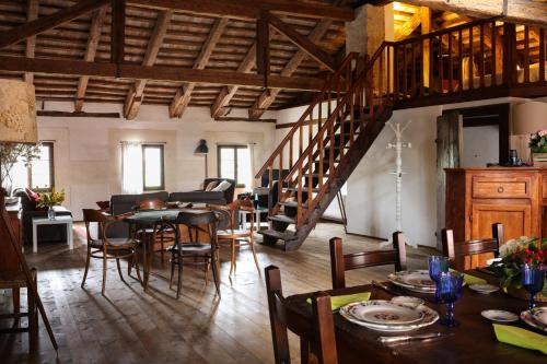 Foresteria Di Villa Tiepolo Passi في تريفيزو: غرفة معيشة مع طاولة وكراسي ودرج