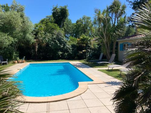 une piscine dans la cour d'une maison dans l'établissement Mayotte, à Biscarrosse