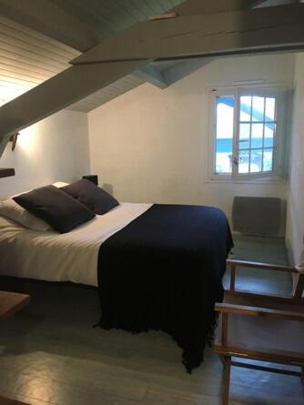 une chambre avec un lit et une fenêtre dans l'établissement Mayotte, à Biscarrosse