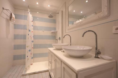 une salle de bain avec deux lavabos et une douche dans l'établissement Villa Este Family, 4 pers, parking, piscine, à Antibes