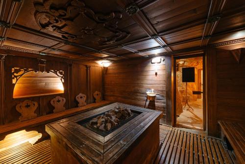 a room with a hot tub in a wooden room at SunGarden Golf & Spa Resort in Cluj-Napoca