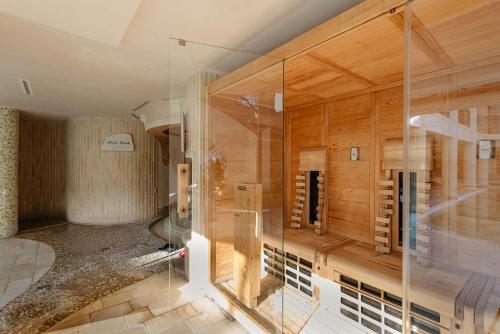 a bathroom with a glass shower in a room at SunGarden Golf & Spa Resort in Cluj-Napoca
