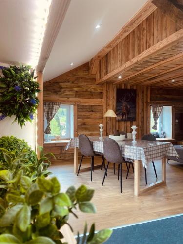 a dining room with a table and chairs at Gîtes les cocons des guédons Le Douglas in Le Ménil