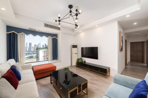 a living room with a couch and a tv at 重庆乐隐江景民宿 in Chongqing