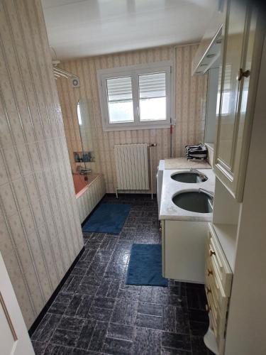 une petite salle de bain avec un lavabo et une baignoire dans l'établissement COSY BIG HOUSE near Paris, Roissy, big parking, au Blanc-Mesnil