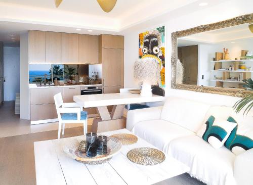 - un salon avec un canapé blanc et un miroir dans l'établissement Beautiful apartment with panoramic sea view, à Antibes