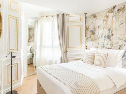 une chambre blanche avec un grand lit et une fenêtre dans l'établissement Merveil - Luxury Suite - Tour Eiffel - Bourdonnais, à Paris