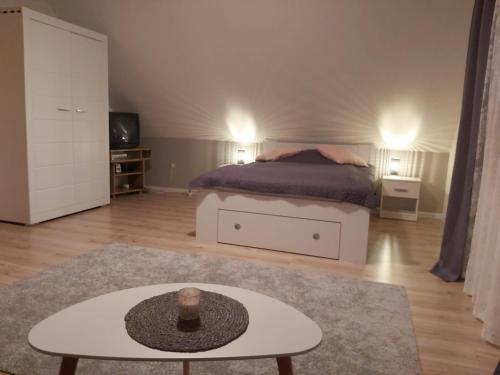 una camera con letto e tavolino di Ferienhaus mit Schwimmteich in idyllischer Lage a Jeleniewo