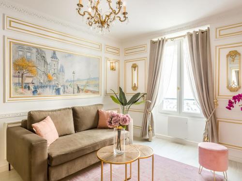un salon avec un canapé et une table dans l'établissement Merveil - Luxury Suite - Tour Eiffel - Bourdonnais, à Paris