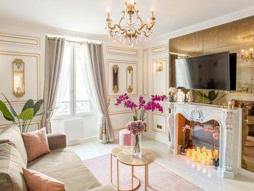 un salon avec un canapé et une cheminée dans l'établissement Merveil - Luxury Suite - Tour Eiffel - Bourdonnais, à Paris