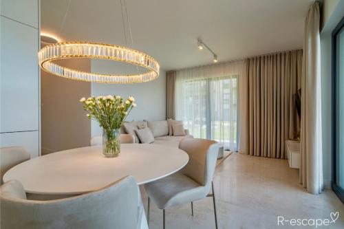 a living room with a table and a couch at R-escape Apartamenty Ostróda in Ostróda