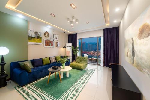 a living room with a blue couch and a table at 重庆乐隐江景民宿 in Chongqing