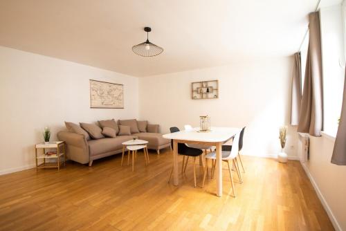 un salon avec un canapé et une table dans l'établissement Amazing and Quiet Duplex in the City Center !, à Lille