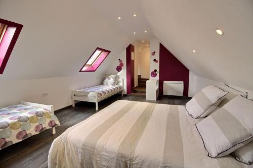 a bedroom with two beds and a staircase at Les pieds dans l'eau in Kerjagu