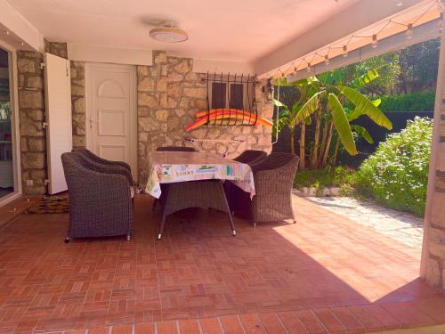 un patio avec une table et des chaises sur un porche dans l'établissement NEW renovated spacious 2 BR Apt AC 300m from Beach, à Juan-les-Pins