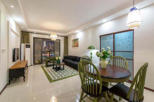 a living room with a table and a couch at 重庆乐隐江景民宿 in Chongqing