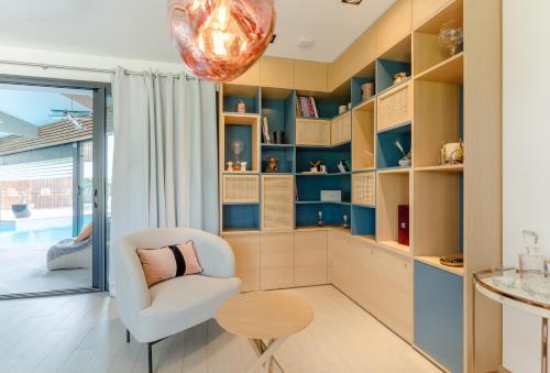 un salon avec une chaise et une table dans l'établissement Villa Alta-Beloi, à Marcenas