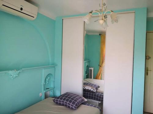 une chambre avec deux lits et un miroir dans l'établissement Chambre privée dans un appartement de 4 chambres, à Toulon