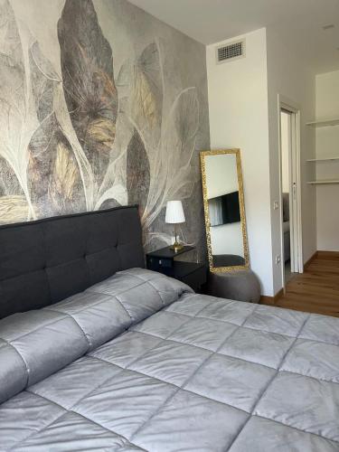a bedroom with a large bed and a mirror at Cassino - Appartamento Afrodite - Parco del Gari in Cassino