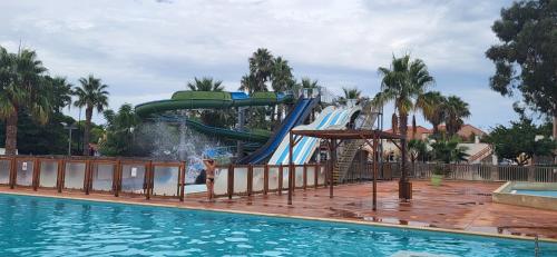 - un toboggan aquatique dans un complexe avec piscine dans l'établissement Location Mobil home, à Torreilles