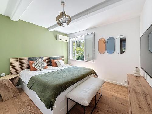 une chambre avec un grand lit et une fenêtre dans l'établissement Chez Pim's, à Hyères