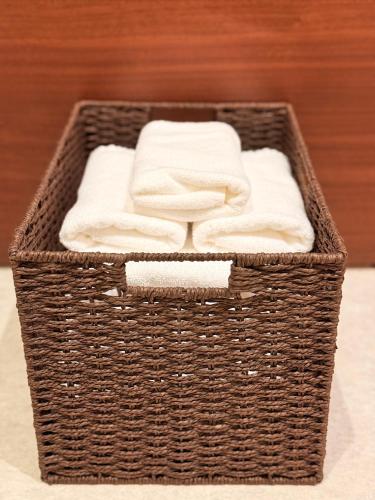 a wicker basket filled with towels on a table at The Noborisaka Village -登り坂ビレッジ- in Fujikawaguchiko