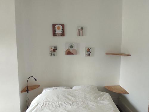 - une chambre avec un lit et quelques étagères sur le mur dans l'établissement TOURS CENTRE St Eloi Giraudeau - logement entier 2 chambres, à Tours