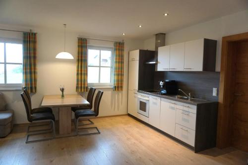 A kitchen or kitchenette at Ferienwohnung Hausleitner