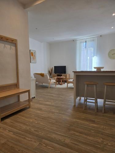 Cette chambre comprend une table, des chaises et un tableau noir. dans l'établissement Moderne et lumineux provençal, à Belgentier