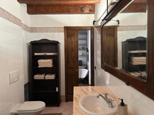 Un baño con lavabo e inodoro en Casa Maria, en Cannobio