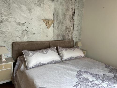 un dormitorio con una cama con dos almohadas. en Casa Maria, en Cannobio