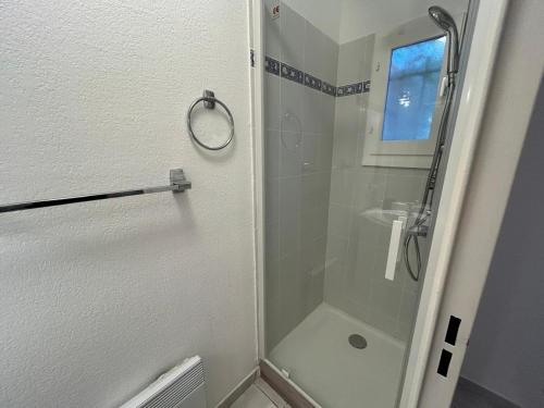 Lyo pavillon في فالراس بلاج: حمام مع دش وباب زجاجي