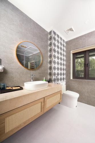 a bathroom with a sink and a mirror at Sen Villa Tam Cốc in Nguyễn Thôn