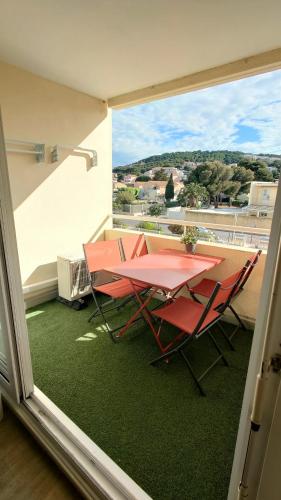 une table et des chaises sur un balcon avec vue dans l'établissement Le Havre Sétois, à Sète