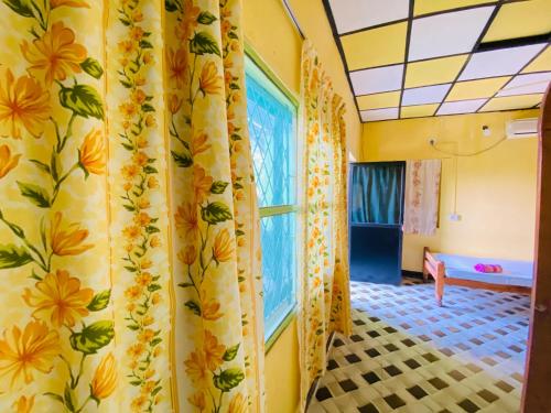 NikawatawanaChinna cottage的一间设有窗帘和窗户的房间