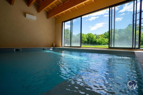 une piscine avec vue sur l'eau dans l'établissement Le Mas de Plantery, à Uzès