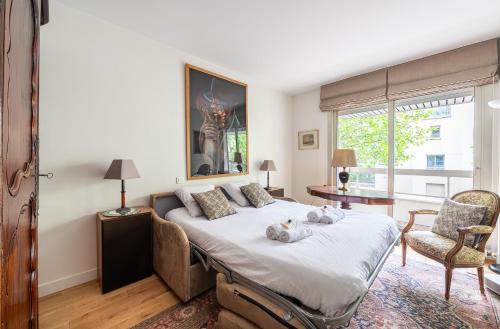 A bed or beds in a room at Garden in Paris l Eiffel Tower 20 min by metro