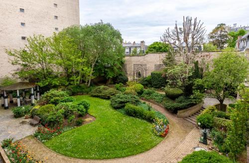 Garden in Paris l Eiffel Tower 20 min by metro